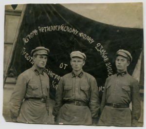 Артиллеристы с наградным знаменем