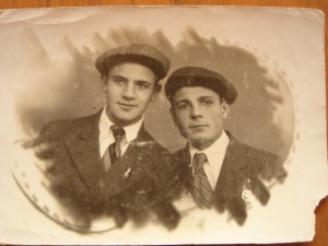 Фото молодых людей со знаками (довоенное)