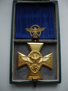 Знак за 25 лет в полиции в футляре.