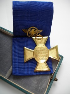 Знак за 25 лет в полиции в футляре.