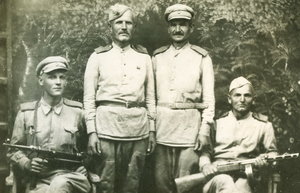 Солдат с Трофейным Немецким Автоматом, 1944 г.