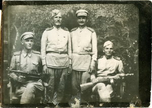 Солдат с Трофейным Немецким Автоматом, 1944 г.