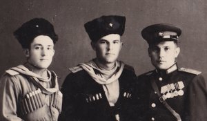 Боевые друзья - кубанские казаки и армейский офицер.