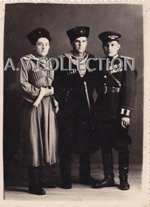 Боевые друзья - кубанские казаки и армейский офицер.