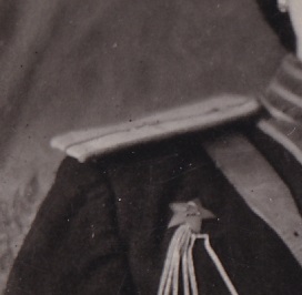 Девушка - кубанская казачка в форме и с трофейным кинжалом.