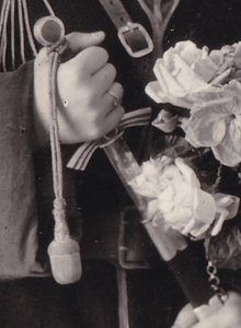 Девушка - кубанская казачка в форме и с трофейным кинжалом.