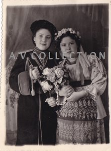 Девушка - кубанская казачка в форме и с трофейным кинжалом.