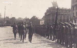 Смотр на Кр.Площади. Калинин обходит строй войск. 1918 год.