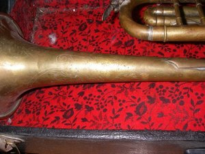 Музыкальная труба в футляре