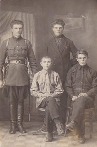 Красный командир при шашке и револьвере. 1930 год.