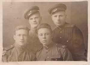 Группа бойцов. Шифровка на погонах 162 п. г.Куйбышев.1947 г.