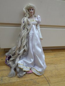 кукла  в золотой накидке Franklin Heirloom Dolls.