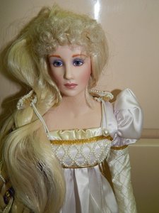 кукла  в золотой накидке Franklin Heirloom Dolls.