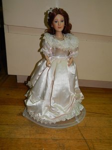 кукла  в золотой накидке Franklin Heirloom Dolls.