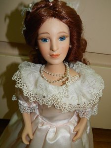 кукла  в золотой накидке Franklin Heirloom Dolls.