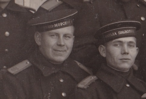 Группа краснофлотцев и офицеров Школы пилотов. Шифровки.