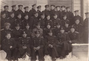 Группа краснофлотцев и офицеров Школы пилотов. Шифровки.