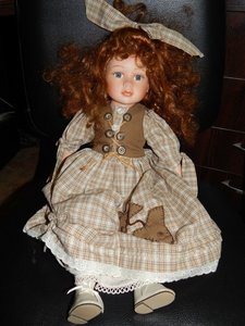 кукла  в золотой накидке Franklin Heirloom Dolls.