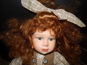 кукла  в золотой накидке Franklin Heirloom Dolls.