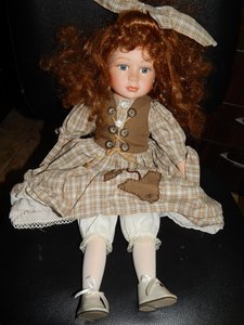 кукла  в золотой накидке Franklin Heirloom Dolls.