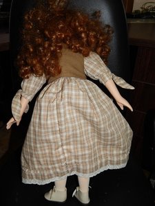 кукла  в золотой накидке Franklin Heirloom Dolls.