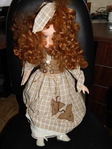 кукла  в золотой накидке Franklin Heirloom Dolls.