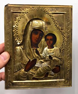 Красивая икона в киоте. Богородица. Золочение.