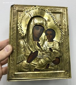 Красивая икона в киоте. Богородица. Золочение.