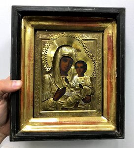 Красивая икона в киоте. Богородица. Золочение.