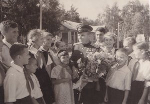 Трижды ГСС И.Н.Кожедуб с пионерами. Август 1949 года.