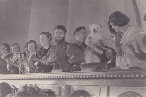 Интересное фото: белый медвежонок в подарок Сталину. 1936 г.