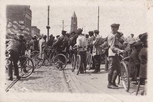 Старая Москва. Продажа велосипедов на Сухаревке. 1920 г.