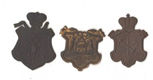 Три полицейские кокарды.