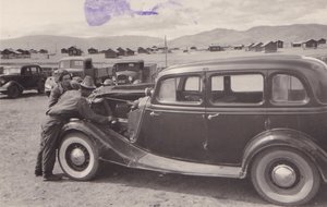 Где-то в степи. Осмотр автомобиля. 1940-1950-е годы.