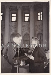 Калинин вручает Зол.Звезду ГСС полк.А.Б.Юмашеву. 1939 г.