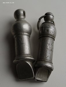 Два офицерских свистка.