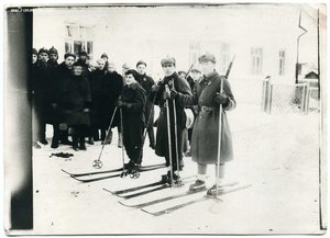 С винтовками и лыжами/Фото