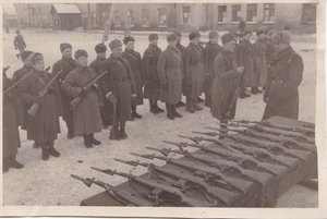 Получение оружия новобранцами Литовской дивизии. ДА. 1943 г.