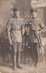 Боец и мл.сержант пограничных войск с шашками. 1930-40 гг.