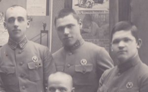 Группа красных командиров. БКЗ,знаки,плакаты. Конец 20-х.