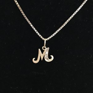 Цепочка с кулоном  ( буква М ) золото с бриллиантиками