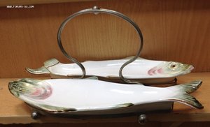 2 рыбы на подставке