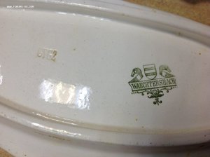 2 рыбы на подставке