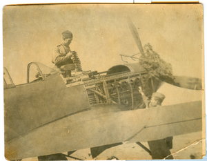 Перезарядка Пулемета на Самолете. Фото периода ВОВ.