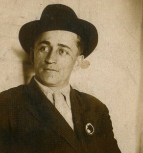 Парень с редким знаком ударника