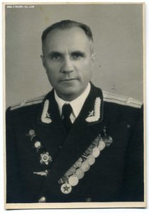 С наградами и знаком