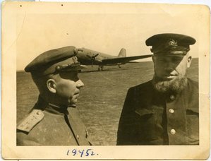 Летчик ВВС и Летчик ГФ на Фоне Самолета, 1945 г.
