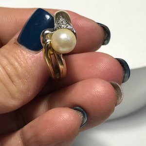 Кольцо с жемчугом золото на руке