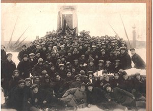 На братской могиле. Архангельск.1935 г.