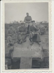 Наши осматривают американский танк